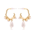 Pendientes de flores en C con textura de rama y perlas artificiales en tono dorado - Dorado