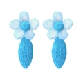 Handgefertigte Raffia-Blumenohrringe mit blauen Netzblüten und gewebten Tropfen - Himmelblau