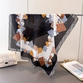Détail d'un foulard en soie élégant à imprimé léopard avec illustrations de sacs à main - 70cmx70cm / Noir (FG76-1)