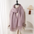 Roze en grijze houndstooth sjaal met franjes op een mannequin met witte jas - 212cmX69cm (Inclusief Kwastjes) / Roze (WT234-1)