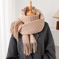 Klassieke houndstooth wintersjaal met kwastjes in beige en oranje roze op houten pop - 212cmX69cm (Inclusief Kwastjes) / Camel (WT234-2)