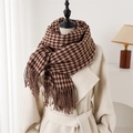 Detail van het bruine houndstooth patroon en de handgemaakte franjes van de wintersjaal - 212cmX69cm (Inclusief Kwastjes) / Bruin Beige (WT234-3)
