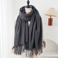 Houndstooth sjaal in donkerblauw en roodbruin met kwastjes gedragen door model - 212cmX69cm (Inclusief Kwastjes) / Bruin Blauw (WT234-4)
