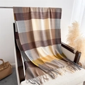 Dettaglio di sciarpa a quadri tipo cashmere con frange su una sedia bianca - Marrone (WT227-2)