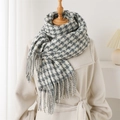 Klassischer Hahnentritt-Winterschal mit Fransen an einer Holzpuppe mit Mantel gezeigt - 206cmx71cm / Hellblaugrau