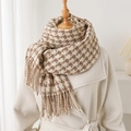Brauner und weißer Hahnentritt-Schal mit Fransen an einer Holzpuppe und Wollmantel - 206cmx71cm / Beige