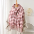 Détail d'une écharpe pied-de-poule rouge et blanc avec des franges sur un mannequin - 206cmx71cm / Rose
