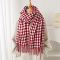 Écharpe pied-de-poule rouge et blanc avec franges sur un mannequin de mode élégant - 206cmx71cm / Rouge