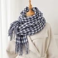 Détail d'une écharpe pied-de-poule bleue et blanche avec des franges denses sur un mannequin - 206cmx71cm / Bleu marine