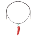 Minimalistische Halskette mit rotem Chili-Anhänger, schwarzer Kordel und Goldenden - Rot