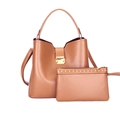Detalle del conjunto de bolso saco de cuero marrón con hebilla dorada y bolso pequeño - Caqui