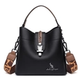 Schwarze Beuteltasche aus Leder mit Jacquard-Schultergurt und Metallschließe - Schwarz