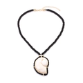 Collana bohémien con ciondolo a conchiglia dorata e cordino nero ritorto spesso da donna - Oro