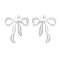 Elegante zilveren strik oorbellen met ronde witte parels in een minimalistisch design - Zilver