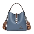 Blaue und braune weiche Leder-Beuteltasche mit Jacquard-Riemen und Känguru-Logo - Blau