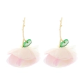 Boucles d'oreilles fleurs en mousseline rose pâle style bohème avec tige dorée et feuille - Rose