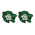 Orecchini a fiore in tessuto verde scuro fatti a mano con petali a strati e stami bianchi - Verde
