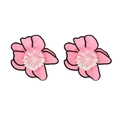 Orecchini a fiore in tessuto rosa multistrato con bordi neri e stami bianchi - Rosa