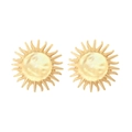 Orecchini a perno a girasole dorati minimalisti con texture martellata su sfondo bianco - Oro