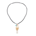 Collana con ciondolo a uccellino minimalista in resina con accenti colorati su cordoncini - Colorato