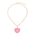 Collana a graffetta dorata con ciondolo a ciambella a forma di cuore rosa su sfondo bianco - Stile Ciambella Rosa a Cuore (Perla)