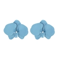 Gros plan de boucles d'oreilles orchidée bleu ciel mat avec perles blanches centrales - Bleu clair