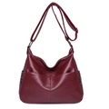 Bolso bandolera burdeos clásico con textura de cuero lavado y correa ajustable - Rojo