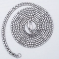 Dettaglio catena a maglia cubana in acciaio inossidabile argento con chiusura a moschettone - Larghezza 5,5 mm - Lunghezza 55 cm / Color Acciaio
