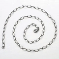 Detailaufnahme einer Gliederkette aus Edelstahl mit Karabinerverschluss auf Weiß - Breite 4.4mm Länge 45cm / Stahlfarbe
