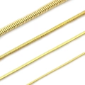 Détail de quatre chaînes à mailles serpent carrées en acier inoxydable doré 18K - 0.9mm x 50cm / Or