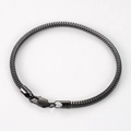 Détail du bracelet chaîne serpent plate gris foncé avec fermoir mousqueton sécurisé - Noir
