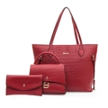Ensemble de trois sacs à main rouges à motif crocodile, cabas, sac bandoulière et portefeuille - Ensemble Cabas Et Sac à Main Et Portefeuille / Bordeaux