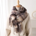 Dettaglio di sciarpa a quadri marroni con lunghe nappe su un cappotto di lana beige - Marrone Scuro