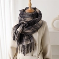 Dettaglio della sciarpa a quadri in stile British con frange su cappotto lana - Blu navy