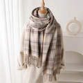 Sciarpa a quadri beige e rosa con nappe indossata su un cappotto bianco - Marrone Beige