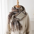 Sciarpa classica a quadri marrone e beige con frange su un cappotto crema - Marrone Scuro (WT209-1)