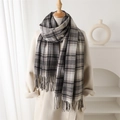 Écharpe à carreaux noir et gris effet cachemire avec franges sur manteau beige - Noir & Blanc