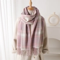 Écharpe à carreaux rose et blanc avec franges sur mannequin dans un décor chaleureux - Rose