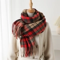 Dettaglio della sciarpa a quadri rossa e nera con frange su un manichino con cappotto beige - Rosso (WT209-3)