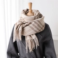 Dettaglio della sciarpa in cashmere pied de poule con frange su manichino in legno - 200x62cm / Beige