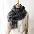 Dettaglio della sciarpa pied de poule nero e grigio con frange su un cappotto bianco - 200x62cm / Grigio