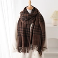 Sciarpa scialle in cashmere marrone pied de poule con nappe su manichino di legno - 200x62cm / Marrone