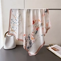 Dettaglio di un foulard in seta con elegante stampa floreale e bordi rosa rifiniti - 66-70CM / Bordo Cachi(FG53-2)