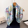 Foulard en soie à imprimé floral abstrait suspendu avec un sac à main de luxe - 70x70cm / Vert Floral Abstrait (FG61-1)