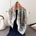 Détail du foulard en soie à imprimé floral sur un cintre en bois avec texture satinée - 70x70cm / Blanc Floral Coloré (FG61-2)