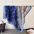 Dettaglio di un foulard in seta con motivo paisley, bordi arrotolati e trama liscia - 66-70cm / FG59-2 Blu Marino