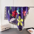 Dettaglio foulard in seta con stampa floreale drappeggiato vicino a una borsa bianca - 66-70cm / Viola (FG60-1)
