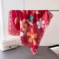 Détail d'un foulard en soie à imprimé floral vibrant avec une texture lisse - 66-70cm / Rouge (FG60-5)