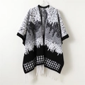 Poncho in maglia bicolore con motivo pied-de-poule e dettagli in eleganti frange - 168CM / Bianco