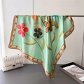 Détail d'un foulard carré en soie à imprimé floral vert menthe avec bordure marron - 66-70cm / Vert (FG60-6)